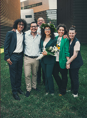 Turi Boninelli all'università per la laurea della figlia e con i suoi amici.jpg